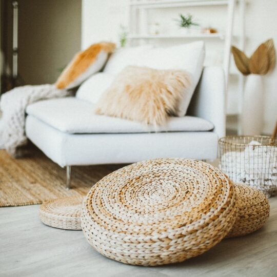 Pouf intrecciato decorativo
